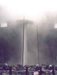 間欠泉!かなりの勢いで吹き上がる!